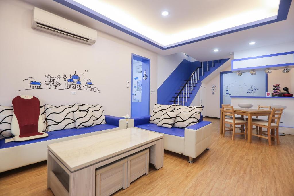 ein Wohnzimmer mit einer Treppe und ein Esszimmer in der Unterkunft Simple Travel in Donggang