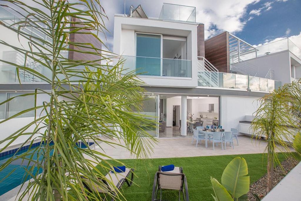 eine Villa mit Swimmingpool und ein Haus in der Unterkunft Villa Olive Gold, Luxury And Brand New 2Bdr Protaras Villa With Private Pool in Protaras