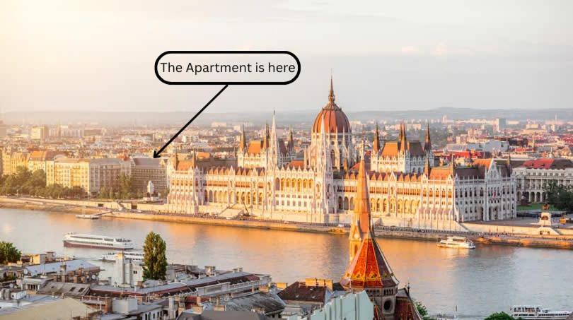 Una vista de una ciudad con un gran edificio. en Budapest Parlament Welcome Apartment, en Budapest