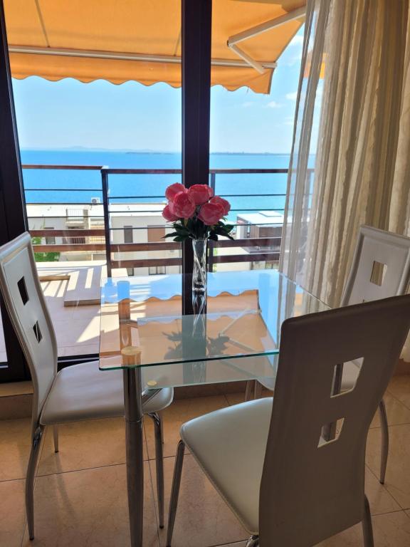 スヴェティ・ヴラスにあるDolce Vita 1 Ap-6のバルコニーにガラステーブルと花瓶