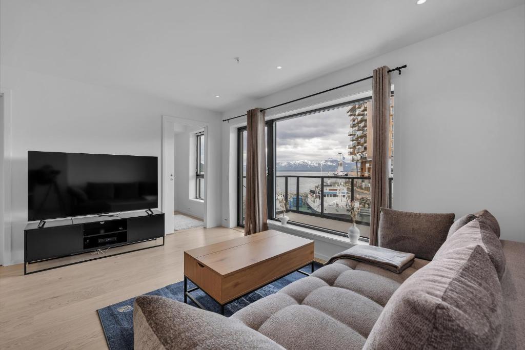 TV/trung tâm giải trí tại Northstay - Nyholmen Sea Front, Ocean & Mountain Views, Sleeps 6