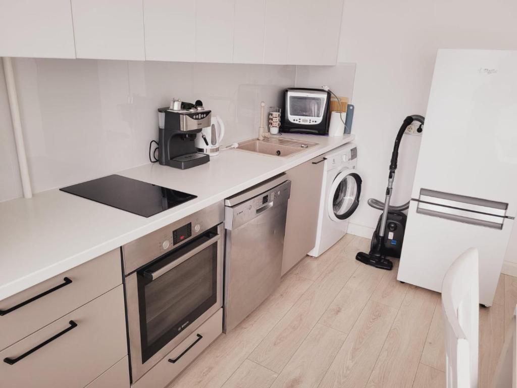 Kuchyň nebo kuchyňský kout v ubytování WHITE APARTMENTS free parking self check-inn