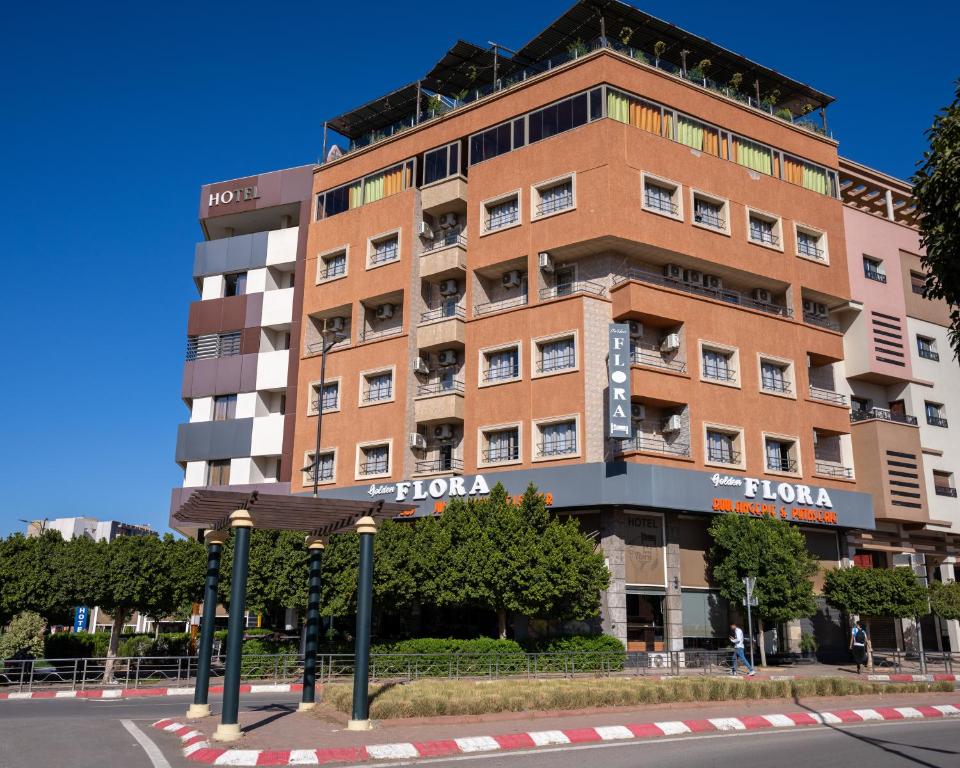Un gran edificio de ladrillo con la palabra floria en él en Hotel Golden Flora, en Beni Mellal