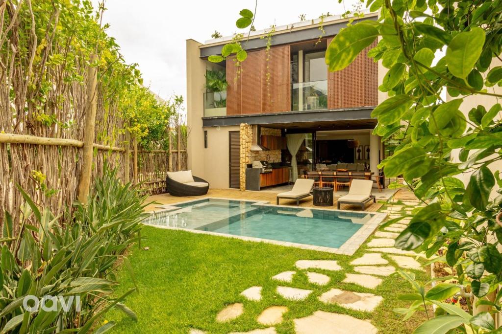 ein Swimmingpool im Hof eines Hauses in der Unterkunft Casa em condomínio beira mar Serena E1 by Qavi in Barra do Camaragibe