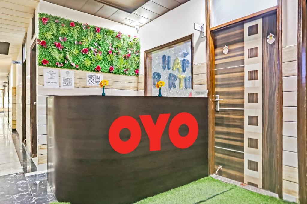 przednia część sklepu z logo ovo w obiekcie Hotel O THE KNIGHT INN w Nowym Delhi