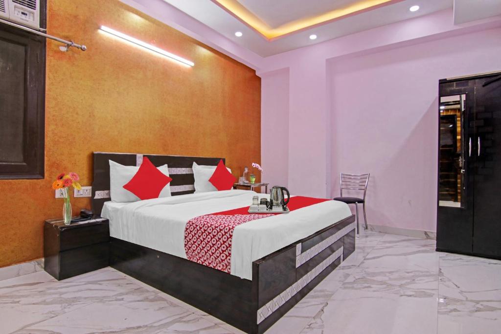 Postel nebo postele na pokoji v ubytování Super Hotel O Rishabh Inn