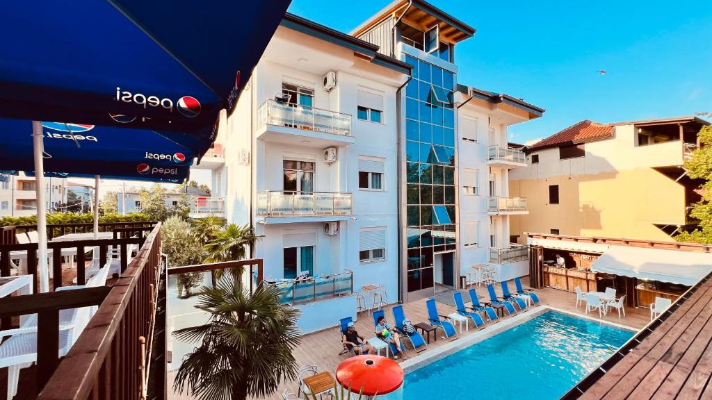 Kolam renang di atau dekat dengan Brian Hotel