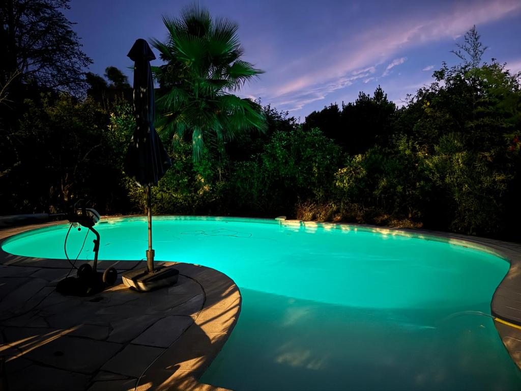 Photo de la galerie de l'établissement Rez-de-villa - piscine chauffée & jardin- salon avec canapé lit, cuisine et 2 chambres, à Mougins