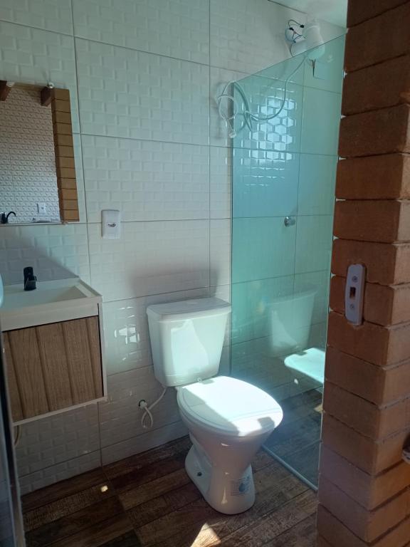 a bathroom with a toilet and a glass shower at Apartamento completo in Prado