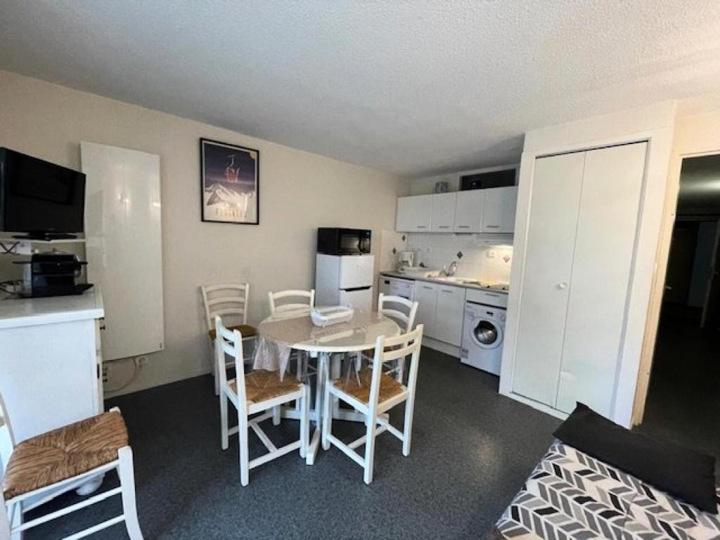 une cuisine et une salle à manger avec une table et des chaises dans l'établissement Résidence Le Vignemale - Appartement Résidence VIGNEMALE à deux pas du centre MAE-6124, à Saint-Lary-Soulan