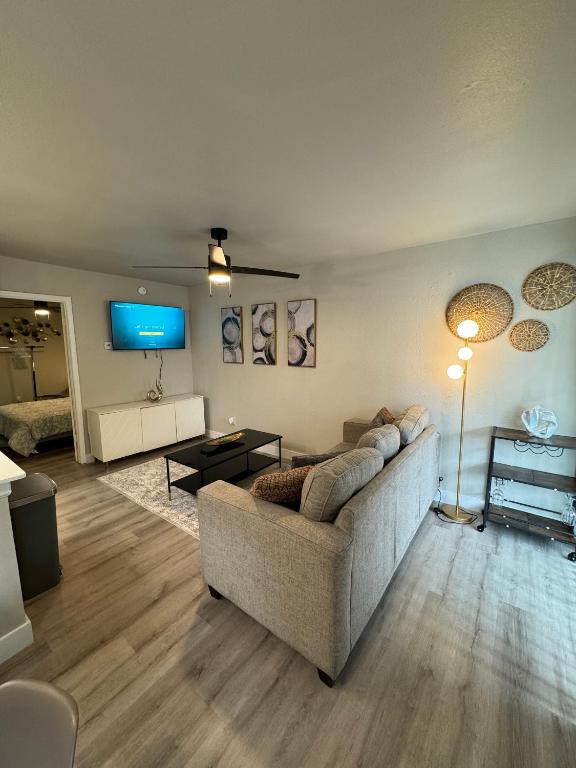 TV a/nebo společenská místnost v ubytování 4 STATE FAIR l DT Dallas l FIFA READY l Staycation 1Bd1Ba
