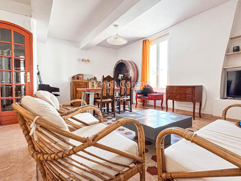 a living room with chairs and a table at La Maison Ocre in Mirepeisset