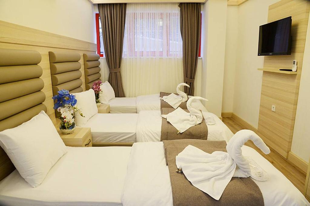 イスタンブールにあるal khalej apartのホテルルーム 白鳥のベッド2台付