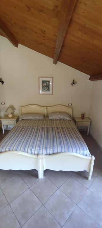 a large bed in a room with a wooden ceiling at Santa Maria 2 in Mendicino