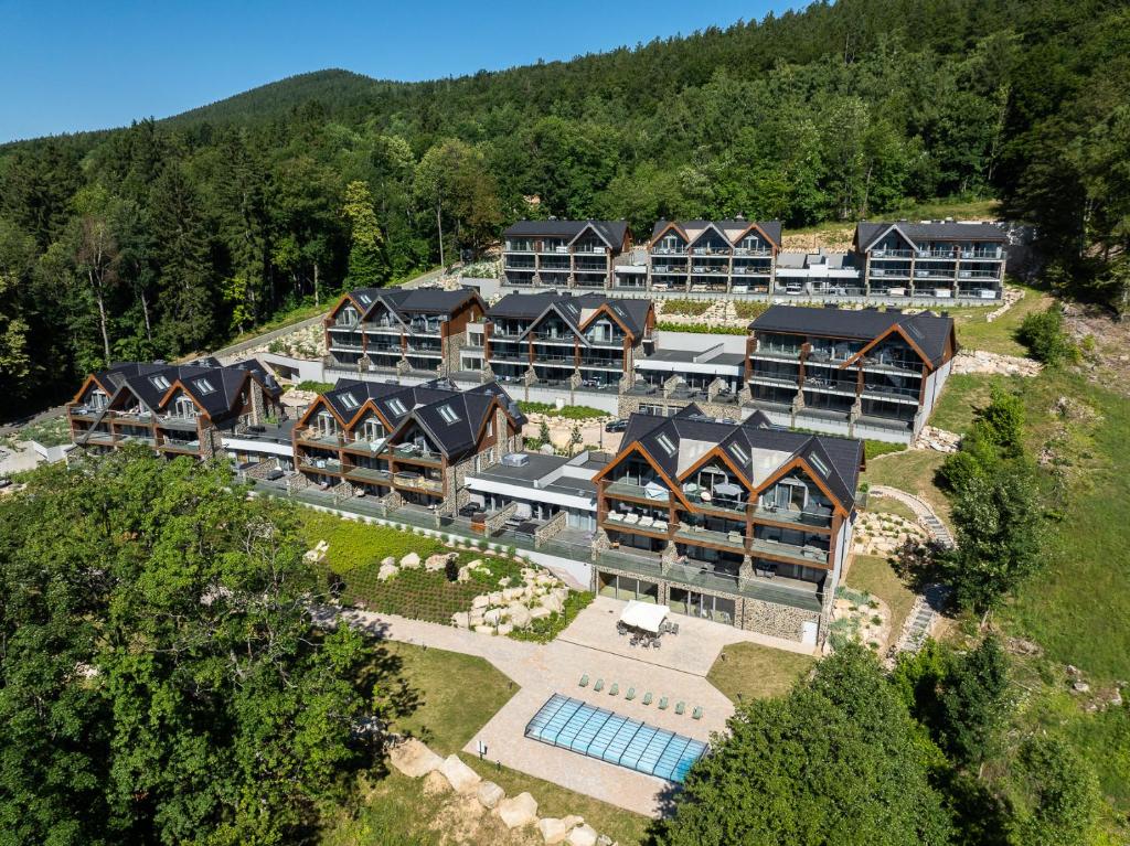- une vue aérienne sur un bâtiment du complexe doté d'une piscine dans l'établissement Kras Resort Apartament 112, à Szklarska Poręba