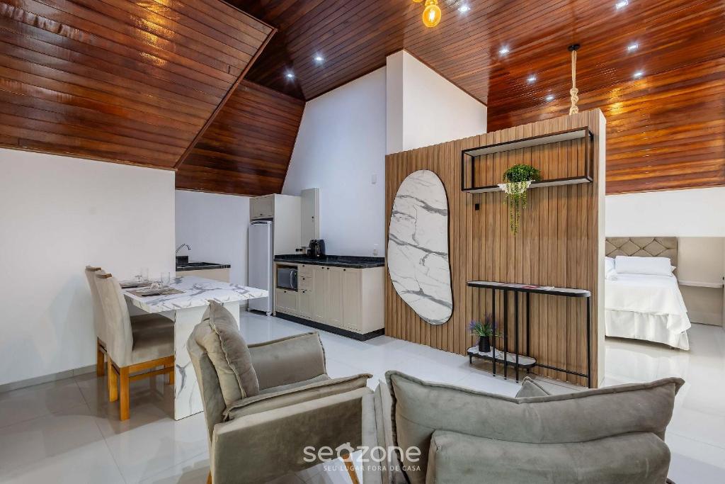 Χώρος καθιστικού στο Studio Aconchegante em Itapema, SC RGOB701