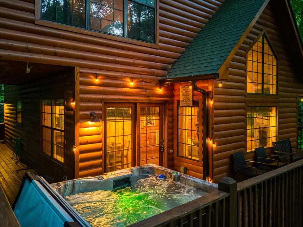 Φωτογραφία από το άλμπουμ του Stunning and Relaxing Getaway at a Fantastic Location, Hot Tub, Games σε Gatlinburg