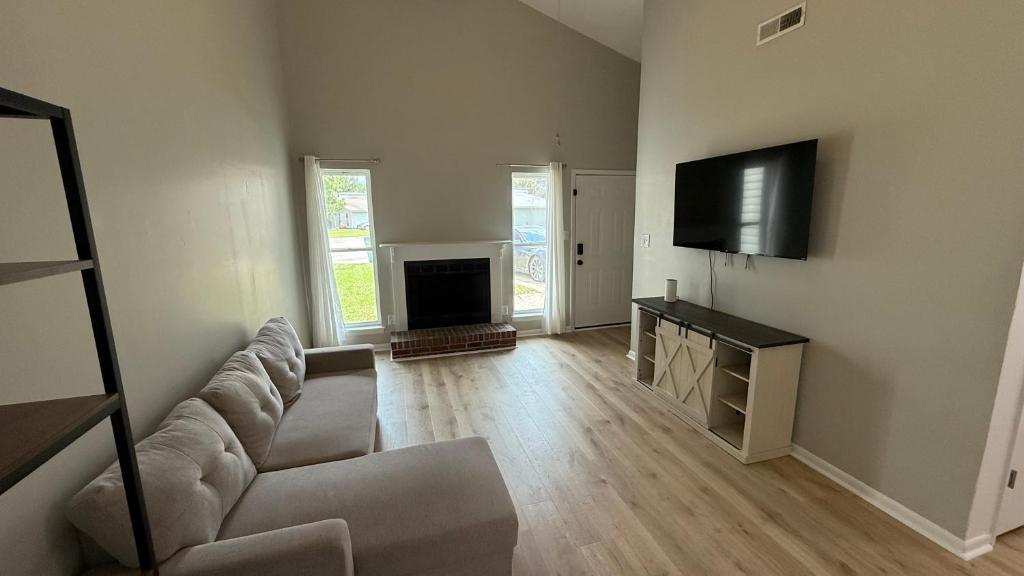 TV a/nebo společenská místnost v ubytování Cozy 2BR Hideaway - I Heart Jacksonville
