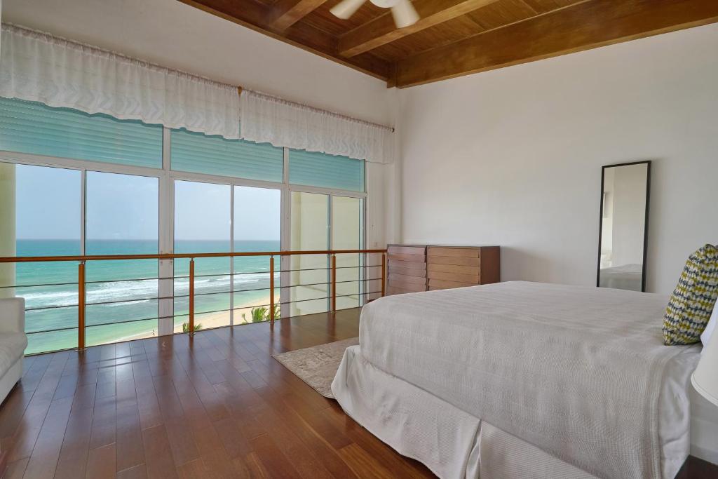 Katil atau katil-katil dalam bilik di Beachfrontpenthouse 5br Privateterrace & Views