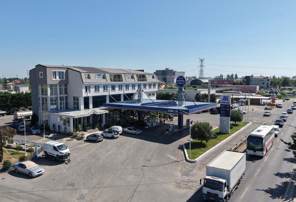 莱什Hotel LISS 2的城市里带加油站的停车场