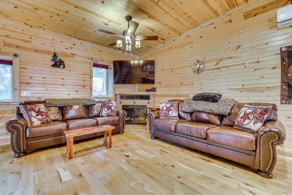 Χώρος καθιστικού στο Walk to Lake and Dining Couples Cottage in Pepin