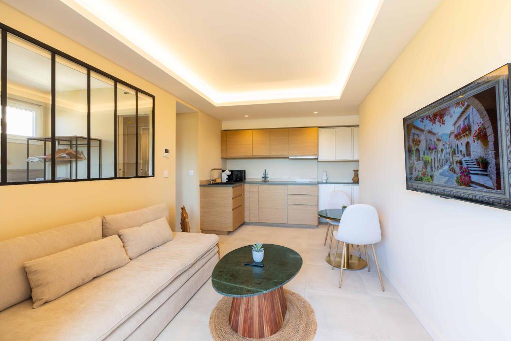 un salon avec un canapé et une table dans l'établissement appartement aperçu vu mer avec garage, à Sainte-Maxime