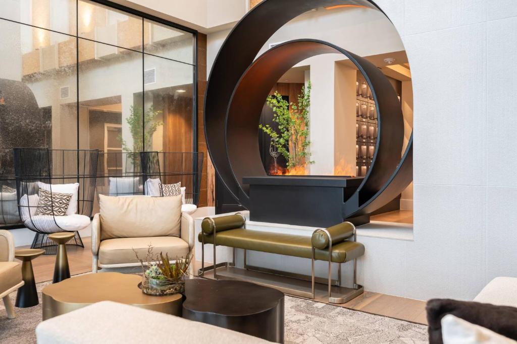 Lakeview property-Resort Amenities-3 Beds 2 Baths في Lorraine: غرفة انتظار مع كرسي ومرآة