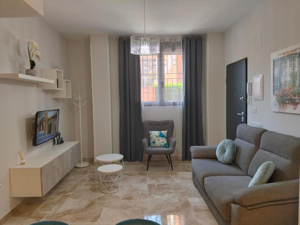 a living room with a couch and a chair at APARTAMENTO SOL - 2 apartamentos céntricos juntos cerca de la playa, ideales para grupos grandes in Águilas