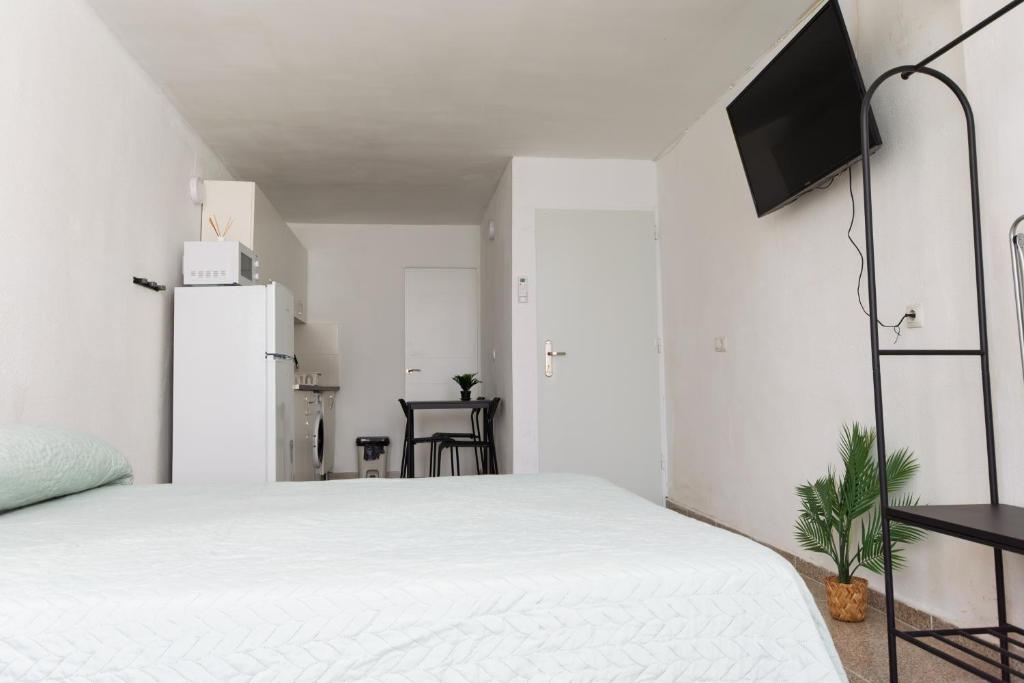 Televiisor ja/või meelelahutuskeskus majutusasutuses Piso con Piscina comunitaria