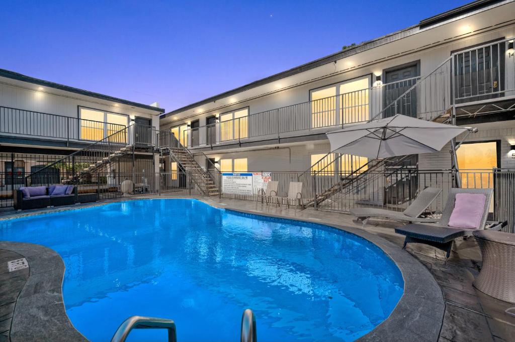 Swimmingpoolen hos eller tæt på Hip & Quirky Montrose Flat with Pool Access & Parking