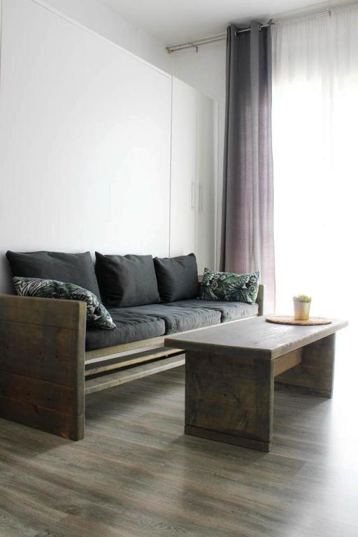 ein Wohnzimmer mit Sofa und Couchtisch in der Unterkunft stuDio 57 II in Alexandroupoli
