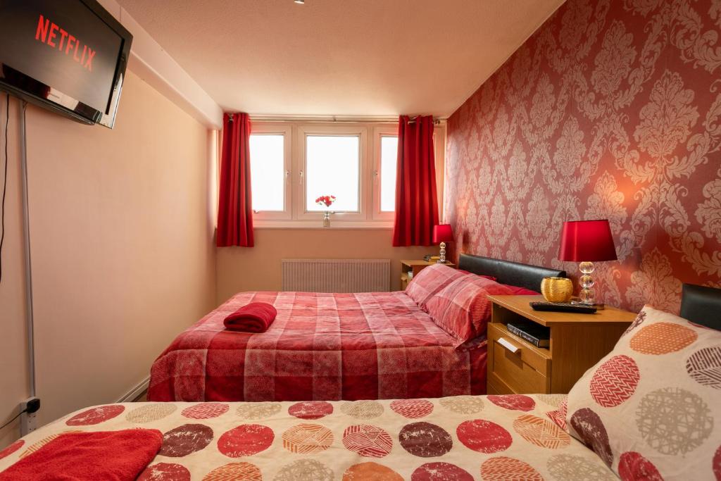 Ένα ή περισσότερα κρεβάτια σε δωμάτιο στο City Centre - Victoria Centre Apartments - Most Central Location in Victoria Centre Shopping Centre with Full Kitchen next to the Hilton Hotel - minutes to Xmas Market - Parking Cars or High Top Vans from Five Pounds a Day - Sunday Check-out 1pm