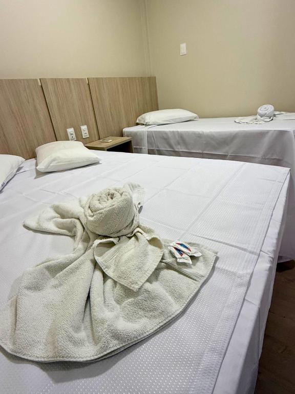 una toalla en una cama en una habitación de hospital en Hotel Ideal Beltrão, en Francisco Beltrão