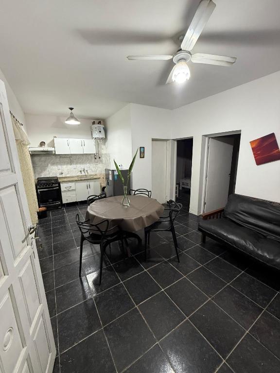 una sala de estar con una mesa y un sofá en Departamento centro, en Fernández