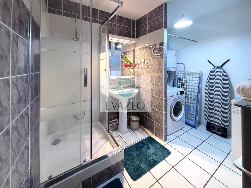 Ένα μπάνιο στο Appartement Trois Ilets Autentik hm302 2ch vue mer