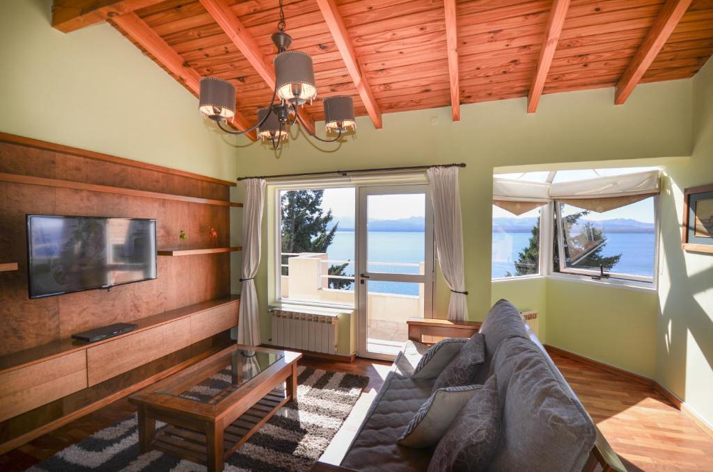 a living room with a couch and a tv at Balcones al Nahuel in San Carlos de Bariloche