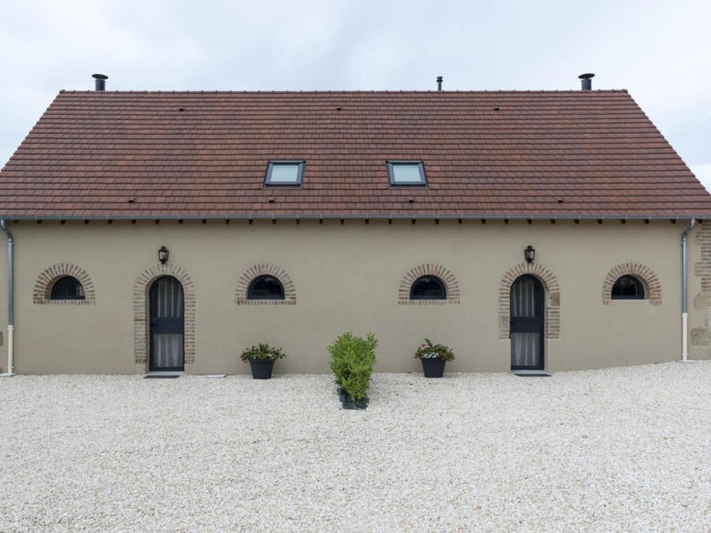 budynek z trzema oknami i dachem w obiekcie Gîte rénové avec terrasse, poêle à bois et Wifi à Chapeau - FR-1-489-79 w mieście Chapeau