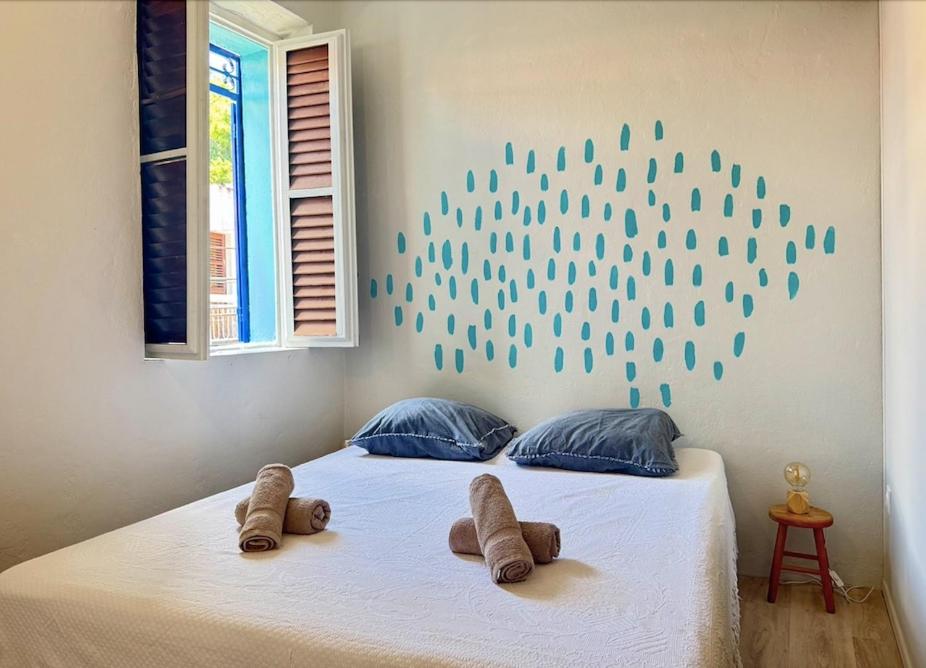 une chambre avec un lit avec deux ours en peluche dessus dans l'établissement Appartement Le Biscaye - Au coeur de Saint-Pierre, à Saint-Pierre