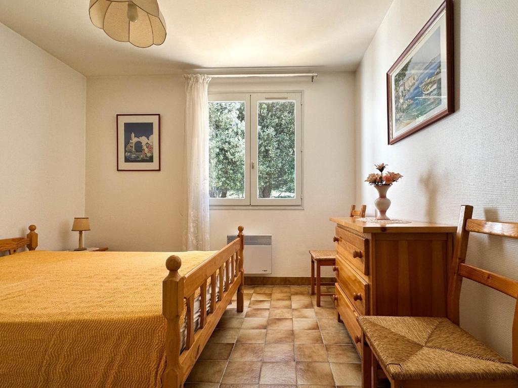 une chambre avec un grand lit et une fenêtre dans l'établissement Villa indép. 3 chambres, 7 pers, proche plage, animaux admis, parking - FR-1-705-79, aux Mathes