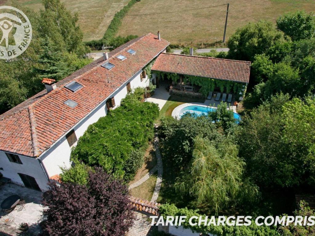 una vista aérea de una casa con piscina en Domaine de Campagne : Charme Authentique avec Piscine et Spa - FR-1-496-364, en Essertines-en-Donzy