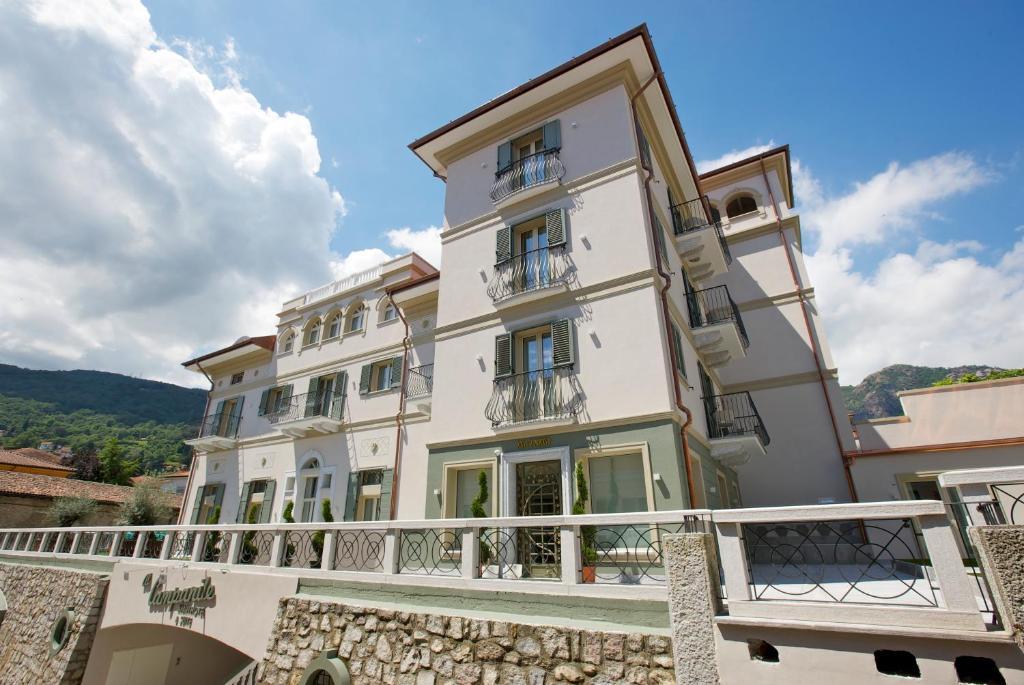 Nespecifikovaný výhled na hory nebo výhled na hory při pohledu z hotelu