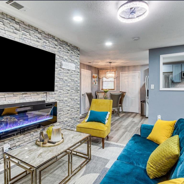 a living room with a couch and a tv at Stunning, Pet-friendly Home in Savannah in Savannah