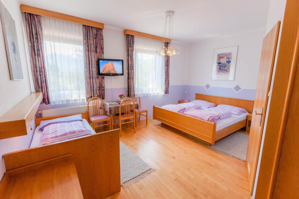 Postel nebo postele na pokoji v ubytování Gasthaus-Gostišče-Trattoria Ogris