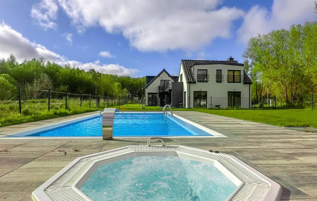 una piscina frente a una casa en Stunning Apartment In Trzesacz, en Trzęsacz