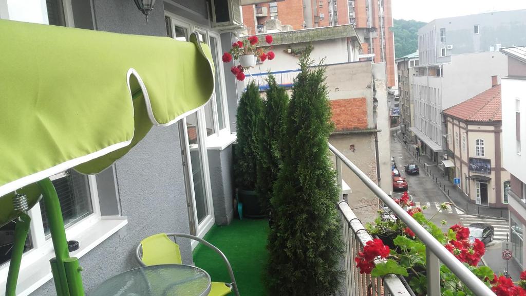 einen Balkon mit grünem Boden und grünem Boden in der Unterkunft House Prljevic in Užice
