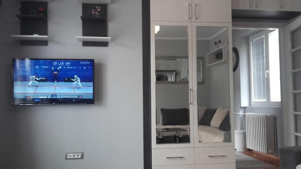 ein Wohnzimmer mit einem TV an der Wand in der Unterkunft House Prljevic in Užice