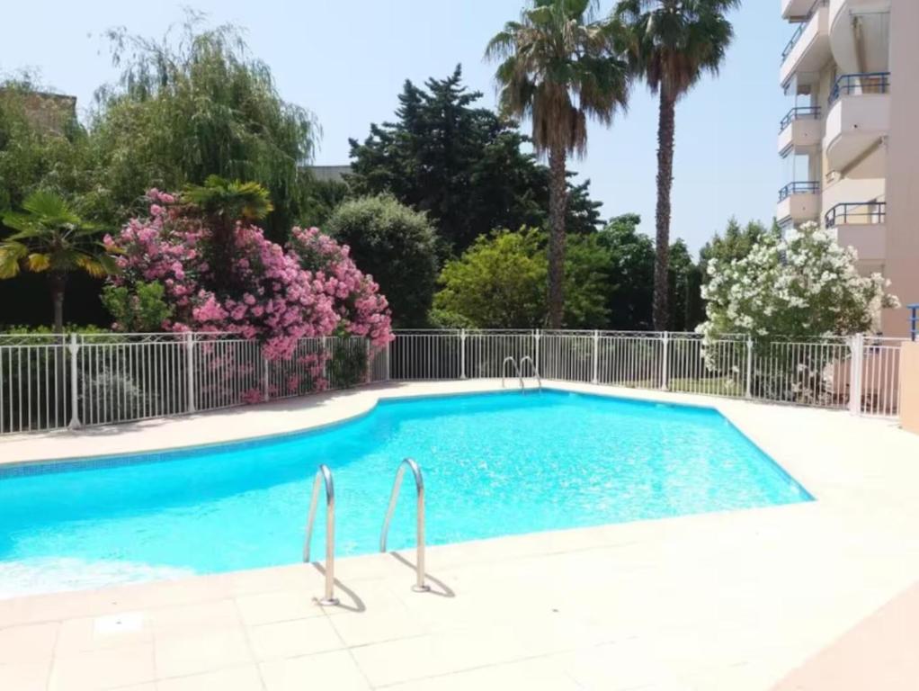 une piscine devant un immeuble dans l'établissement 4-room,garage,swimming pool,750 m from the beach., à Fréjus