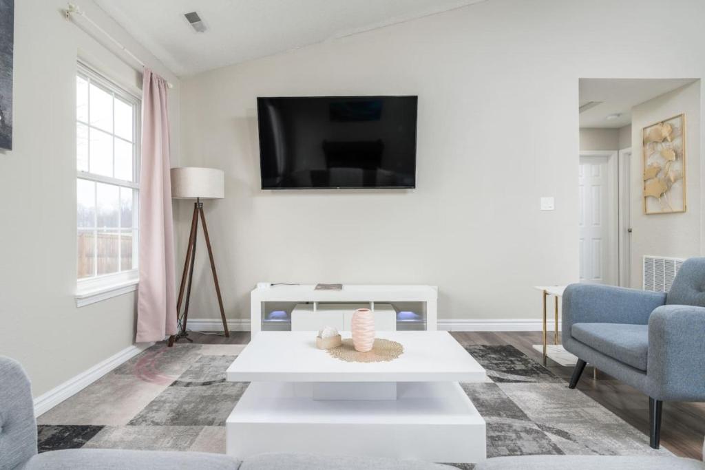 Μια τηλεόραση ή/και κέντρο ψυχαγωγίας στο Peaceful Modern Home near Avon