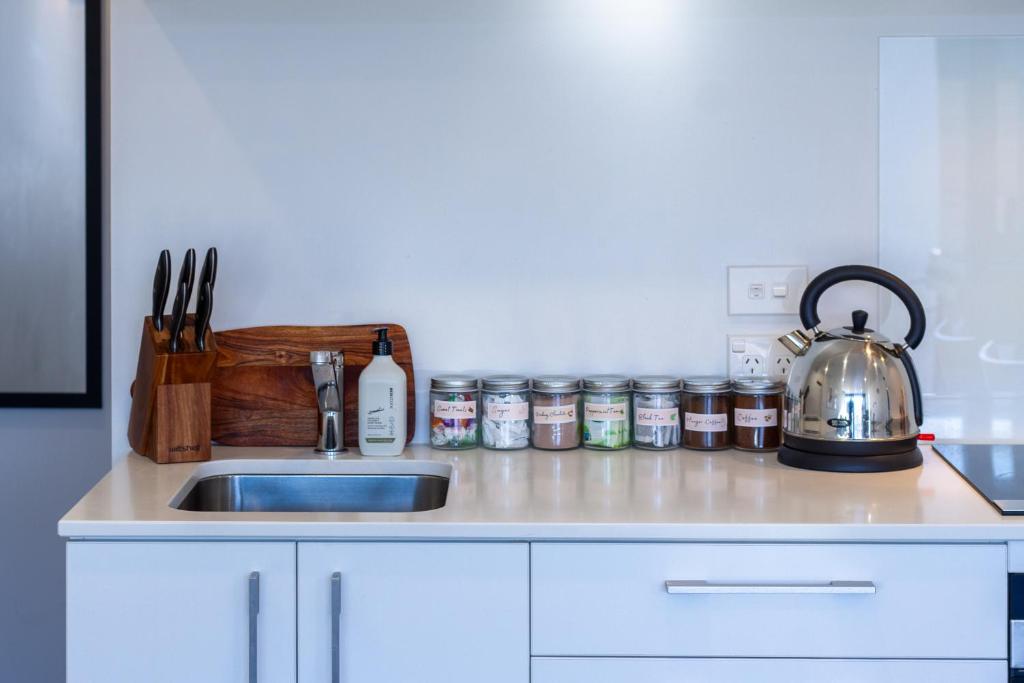 Central 1BR, Car Park, Lift Access and Extra Bed - Resim 14