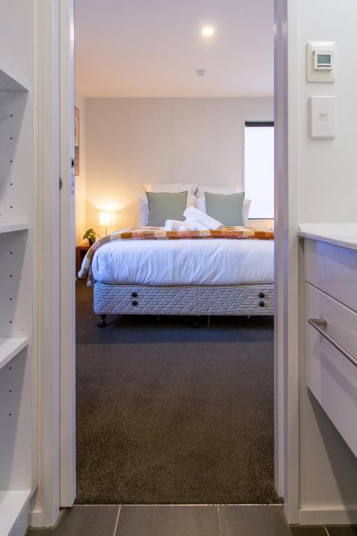 Central 1BR, Car Park, Lift Access and Extra Bed - Resim 7